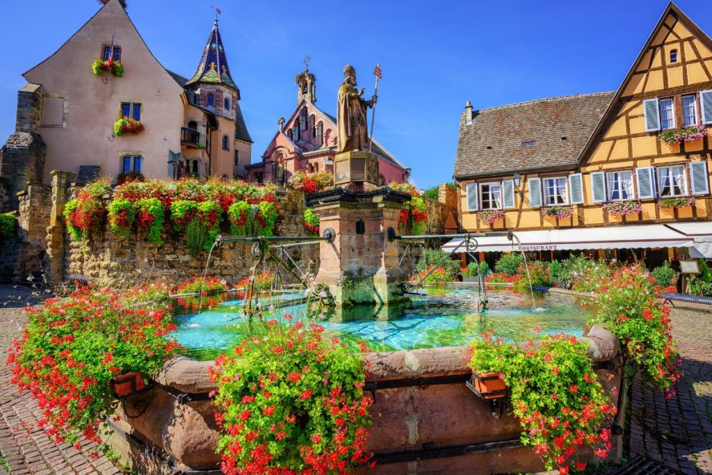 Une fontaine au milieu d'une ville en France.