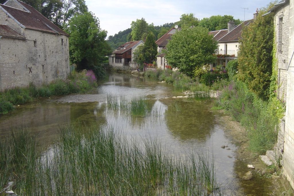 Une rivière qui traverse un village.