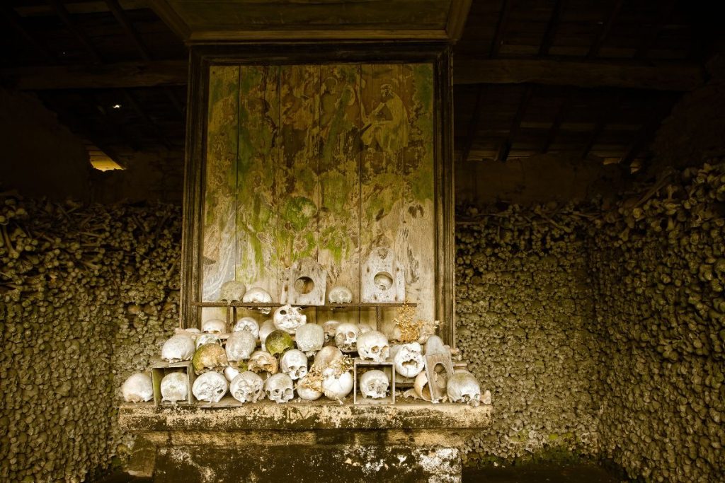 Une pièce remplie de crânes et de bougies.