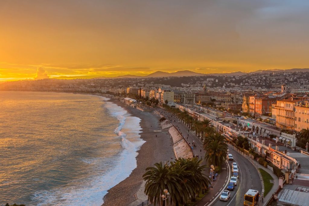 Le soleil se couche sur une plage de Nice, en France.