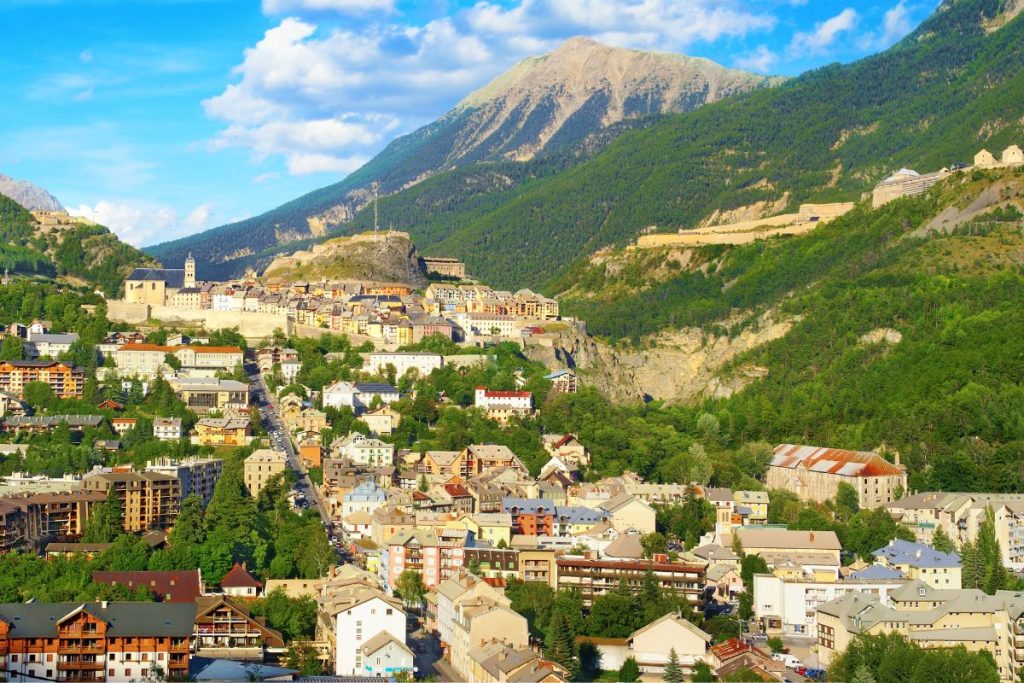 Une ville de montagne dans les Alpes.