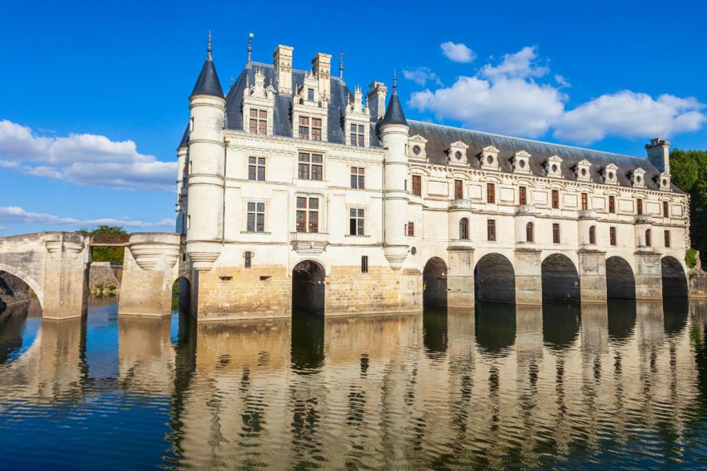 Un château se reflète dans l'eau d'une rivière.