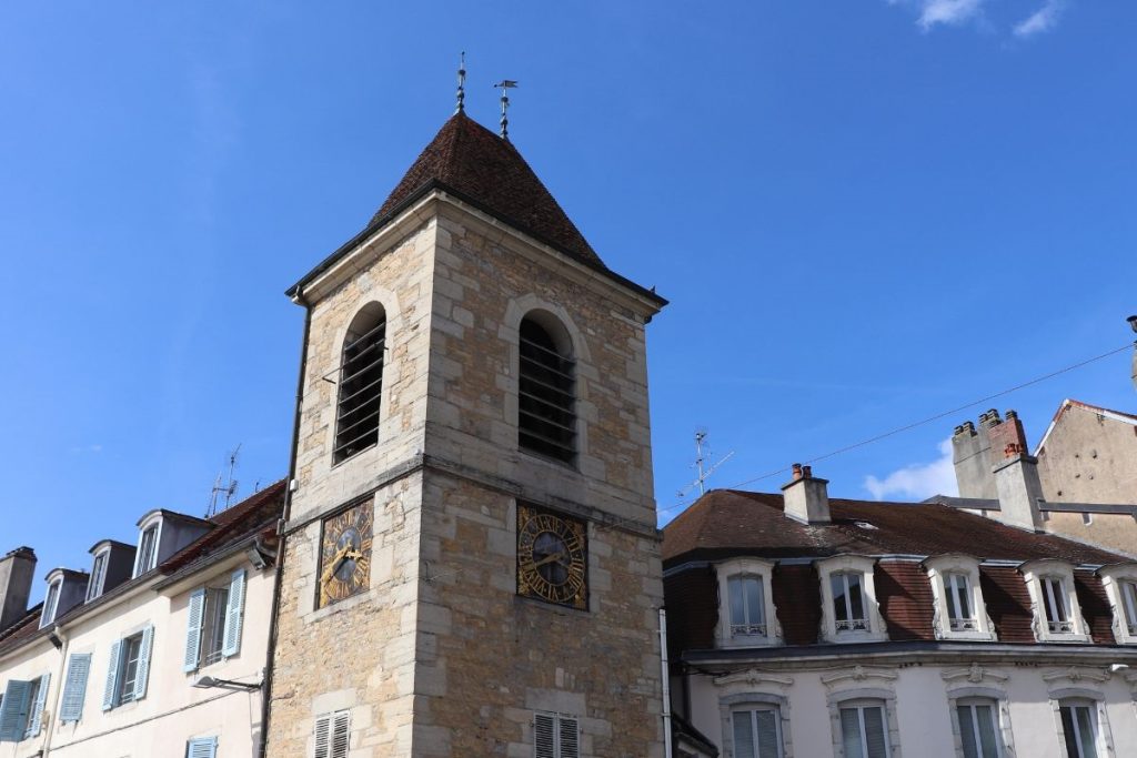 Un bâtiment en pierre avec une tour d'horloge.