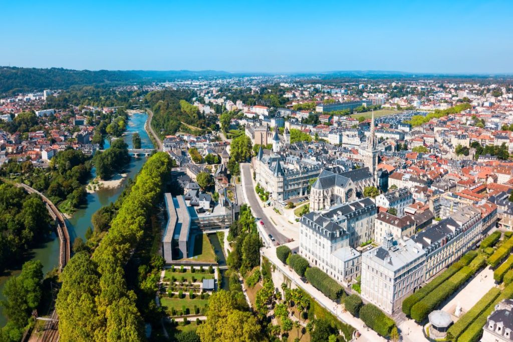 Une vue aérienne d'une ville en France.