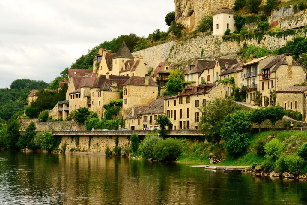 Un village à flanc de colline au bord d'une rivière.
