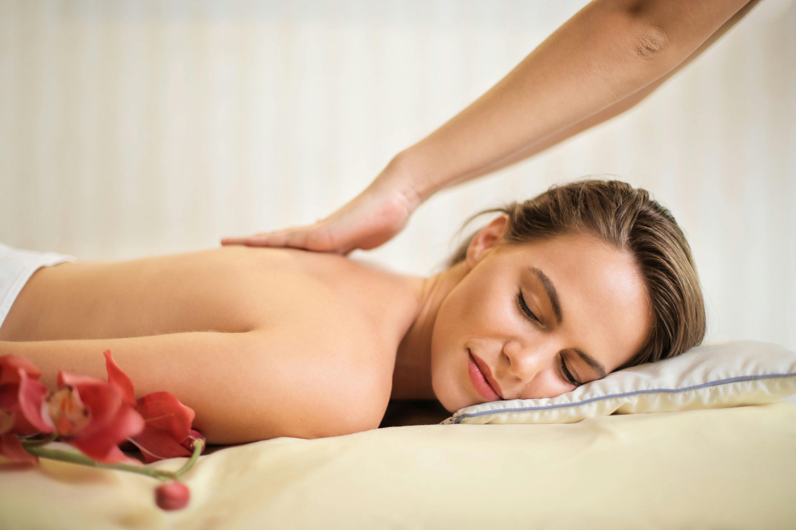 Une femme se fait masser le dos dans un spa.