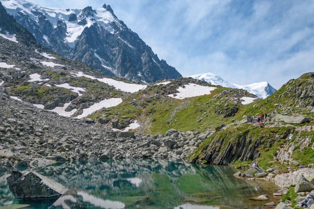 Un lac entouré de montagnes et de rochers.