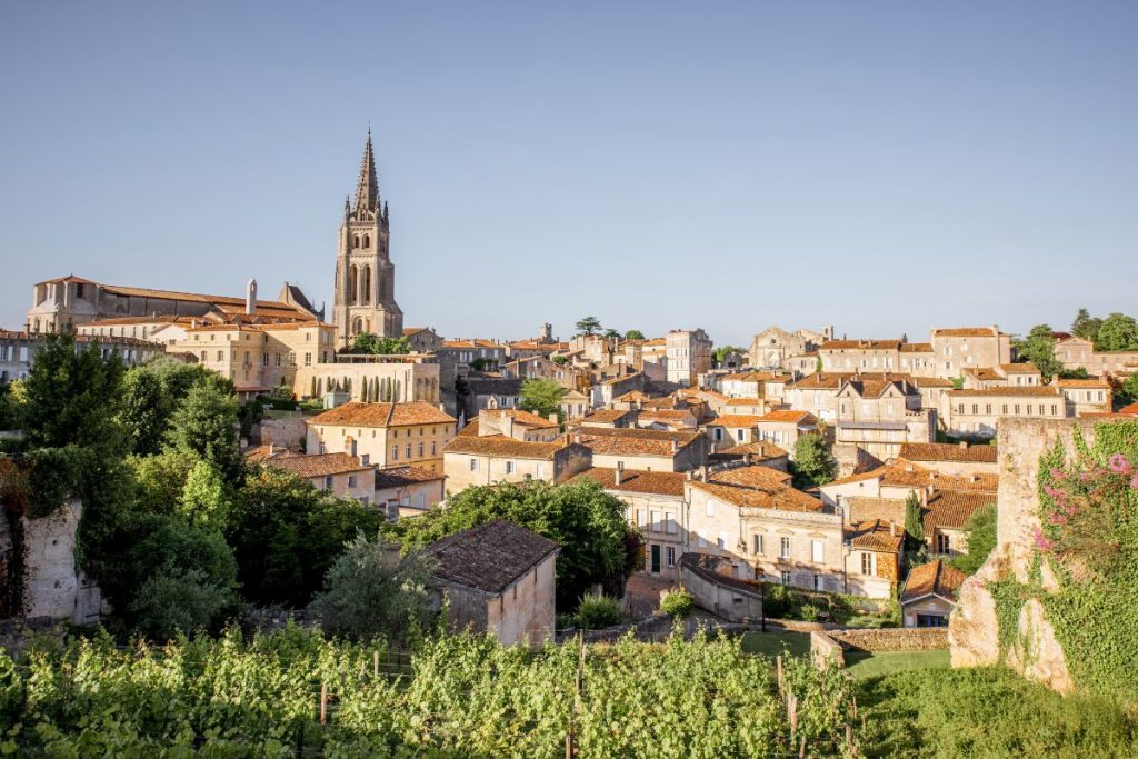 Une ville en France avec une flèche en arrière-plan.