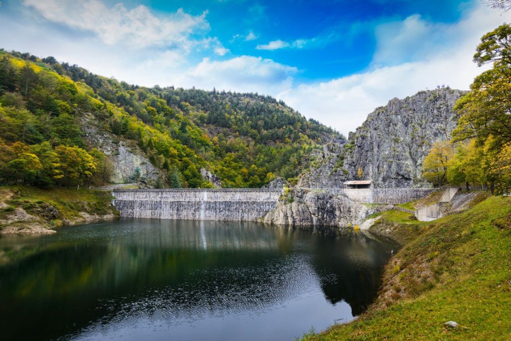 Un barrage entouré d'un lac dans les montagnes.