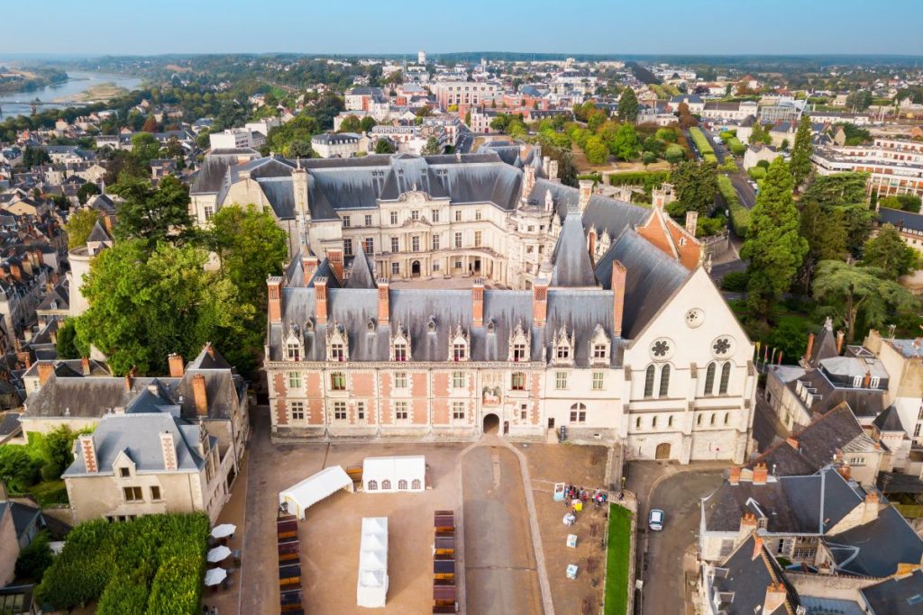 Une vue aérienne d'un château en France.