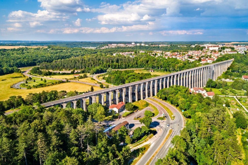 Une vue aérienne d'un pont ferroviaire en Pologne.