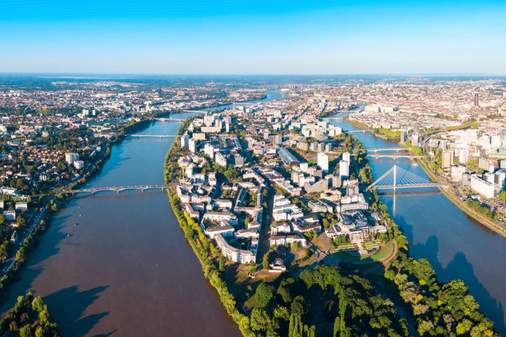 Une vue aérienne d’une ville avec une rivière en arrière-plan.