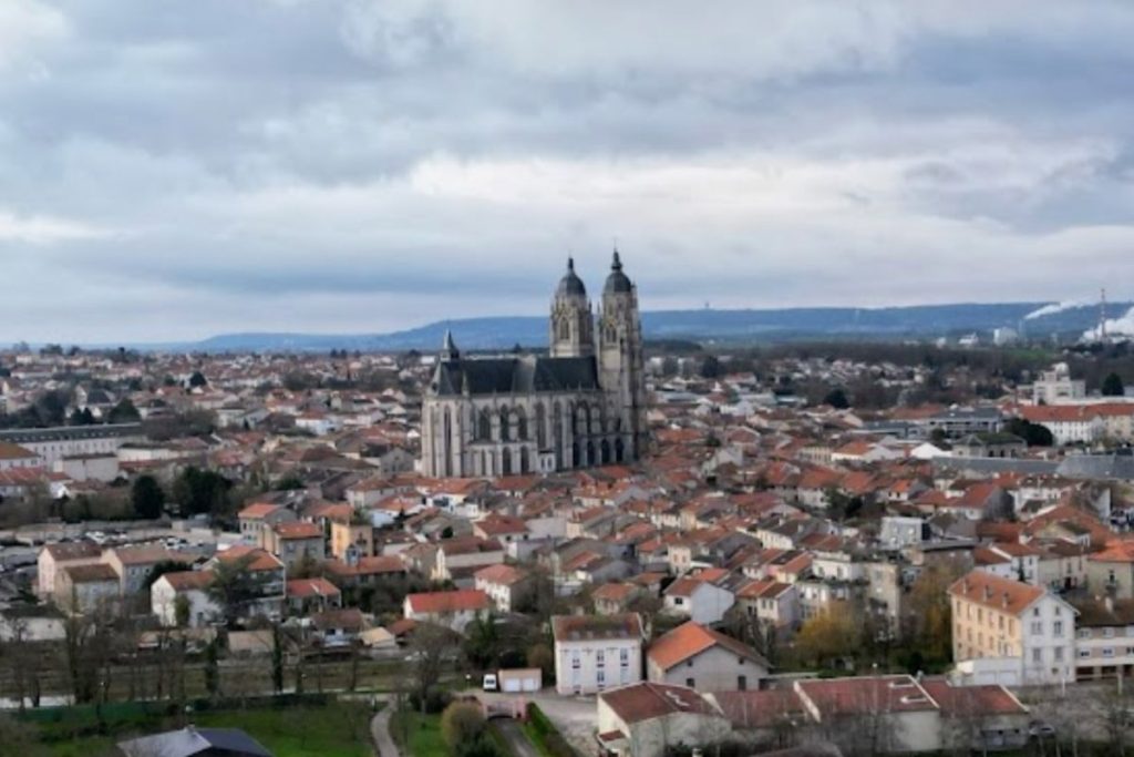 Une vue d’une ville avec une cathédrale en arrière-plan.