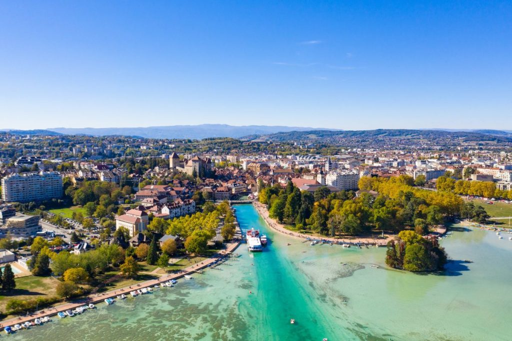 Une vue aérienne d’une ville en Suisse.