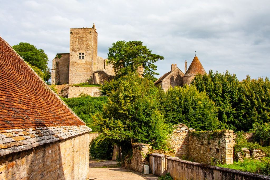 Un chemin de pierre menant à un château en France.