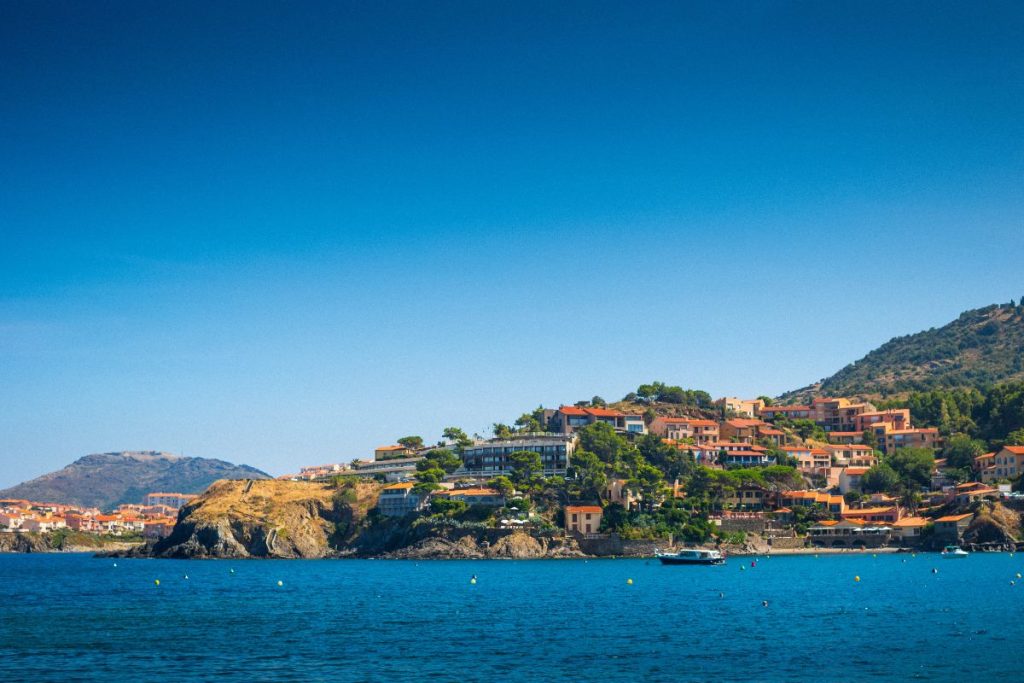 Une petite ville située sur une colline surplombant l'océan.