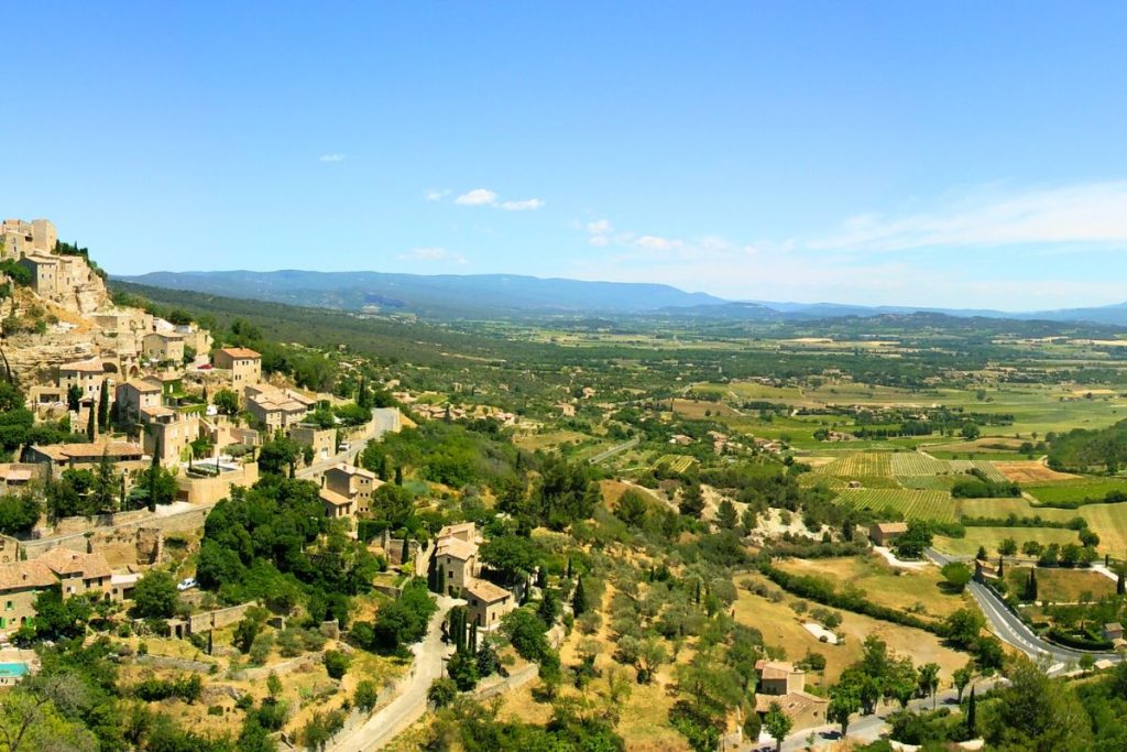 Une vue aérienne d'un village à flanc de colline.