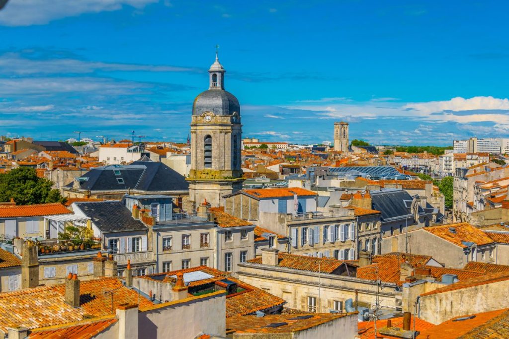 Une vue sur les toits d'une ville en France.