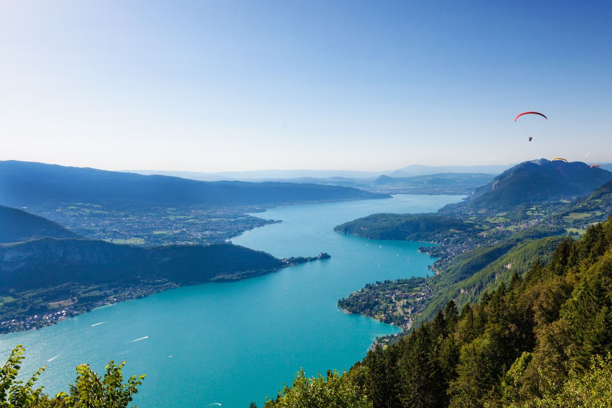 Parapente sur un lac en Suisse.