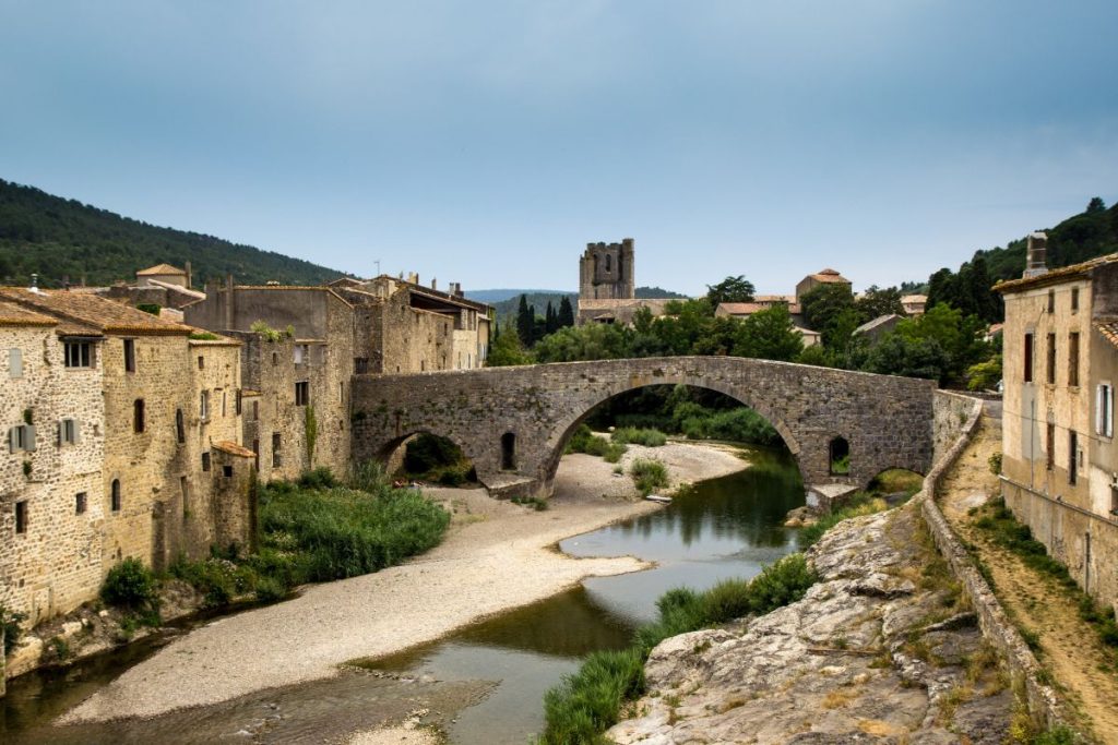 Un pont de pierre au-dessus d'une rivière dans une petite ville.
