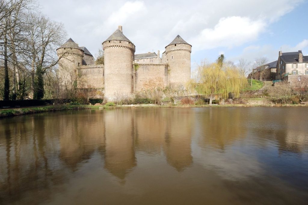 Un château se dresse au bord d'un étang.