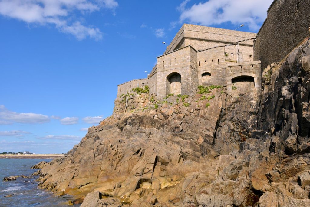 Un château sur une falaise rocheuse.