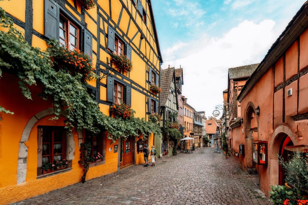 Une rue pavée dans une ville en Allemagne.