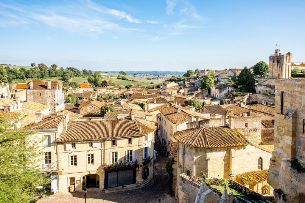 Une vue d'une vieille ville en France.