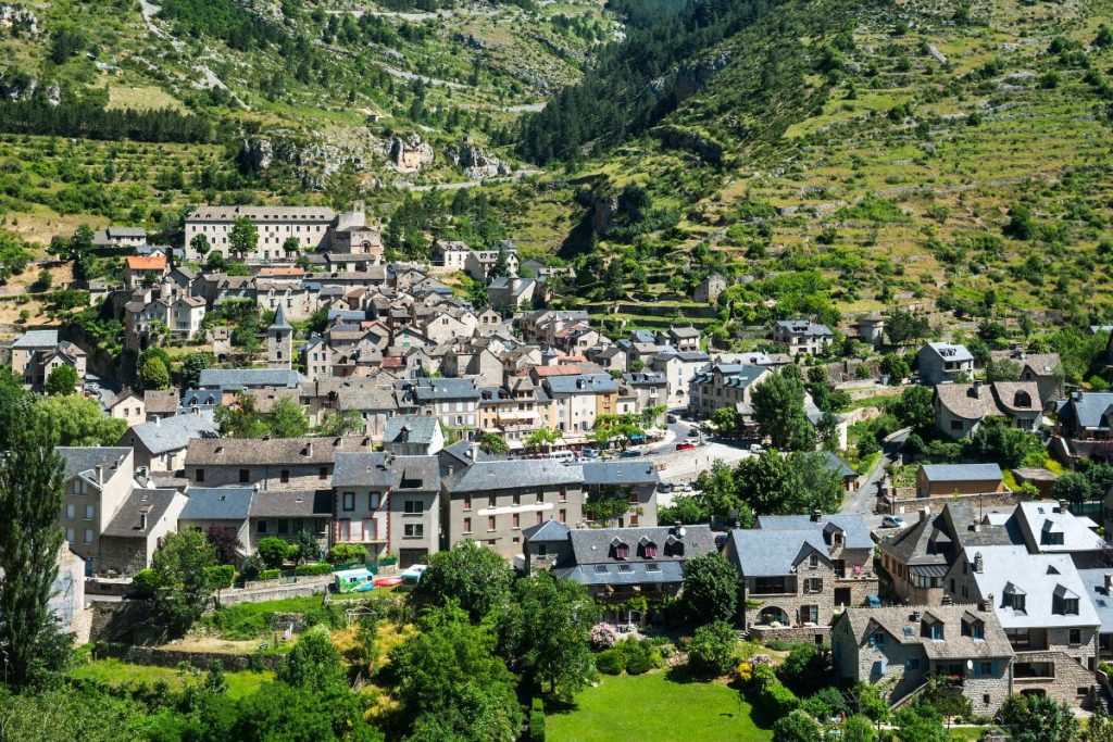 Une vue aérienne d'un village dans les montagnes.
