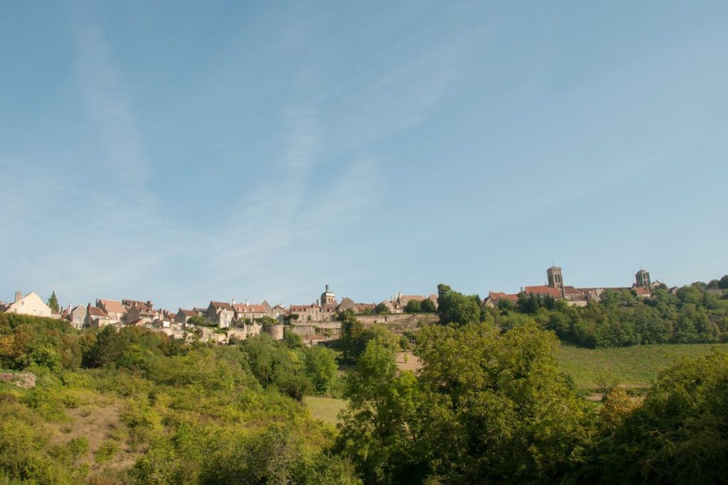 Une vue d'une ville à flanc de colline.
