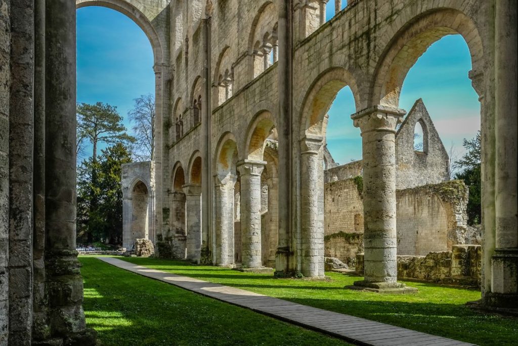 Les ruines de l'abbaye de Santa Cruz, au Portugal.