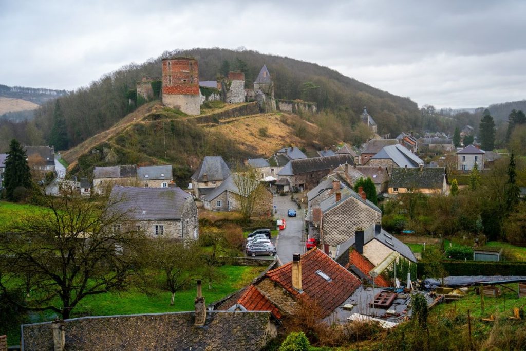 Un village avec un château au sommet d'une colline.