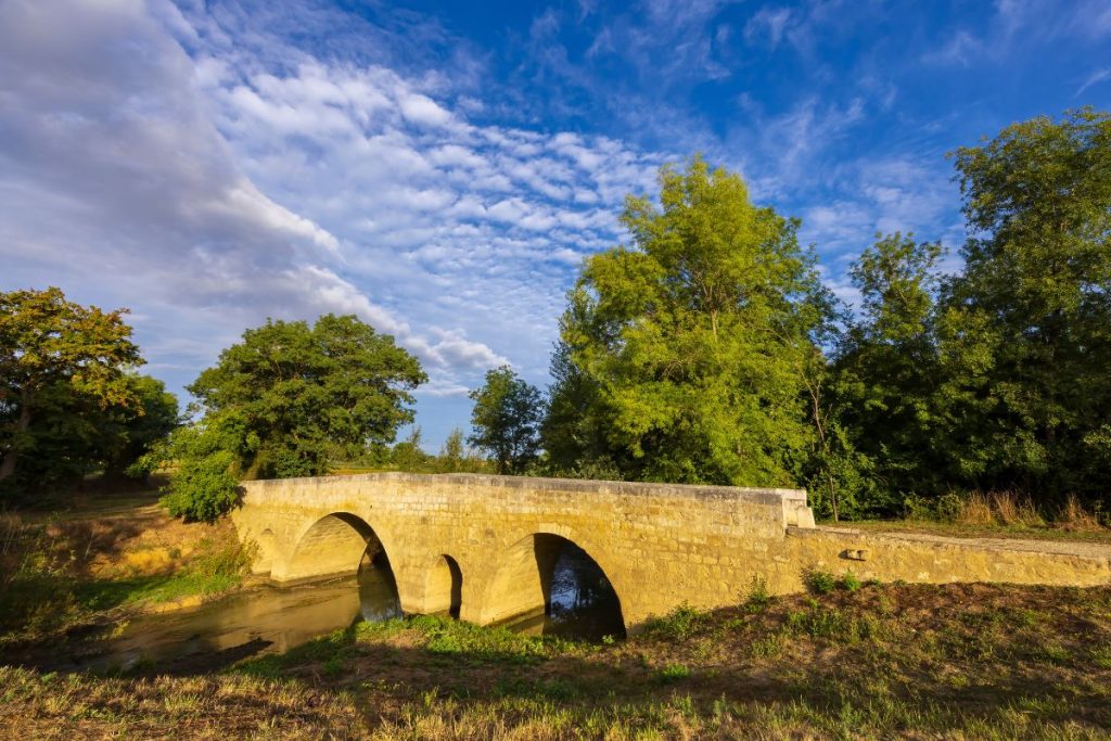 Un vieux pont de pierre au-dessus d'une rivière.