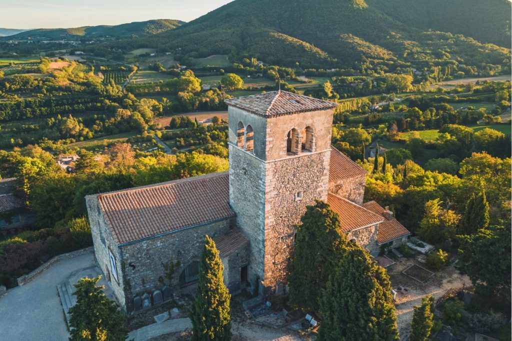 Une vue aérienne d'une église dans la campagne.