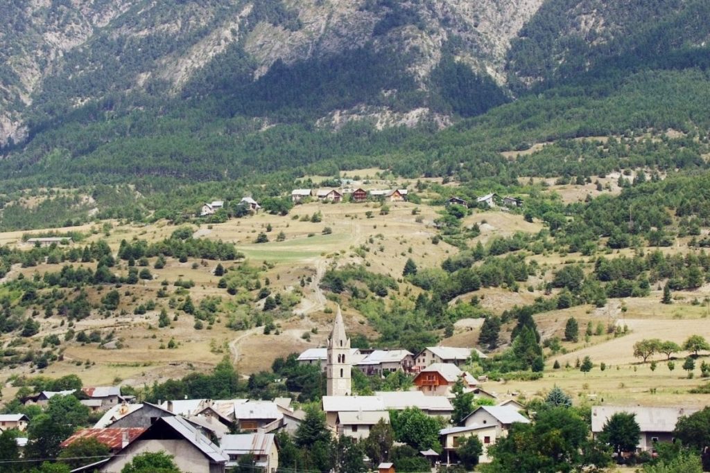 Un village dans les montagnes avec une montagne en arrière-plan.