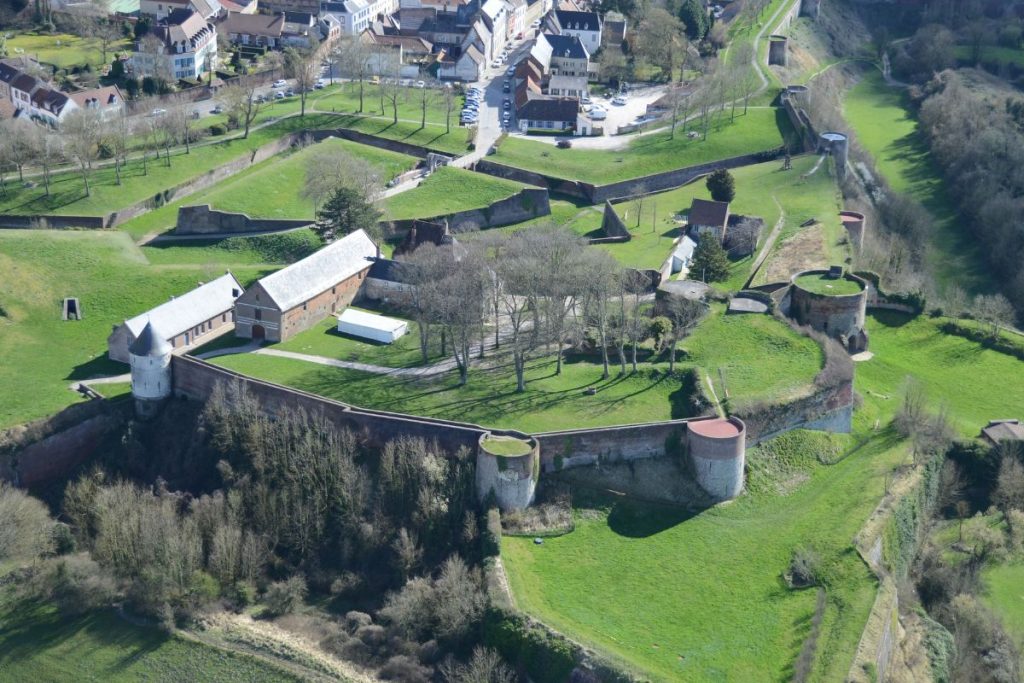 Une vue aérienne d'un château sur une colline.