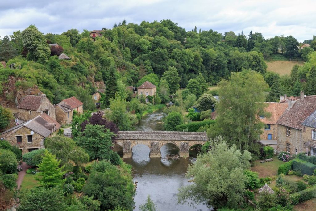 Un petit village avec un pont sur une rivière.