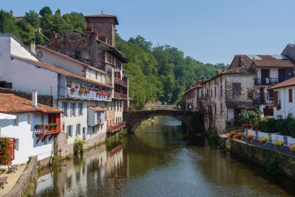 Une rivière traverse une ville en France.