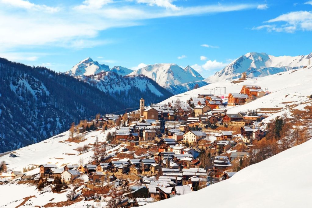 Un village dans les montagnes couvert de neige.