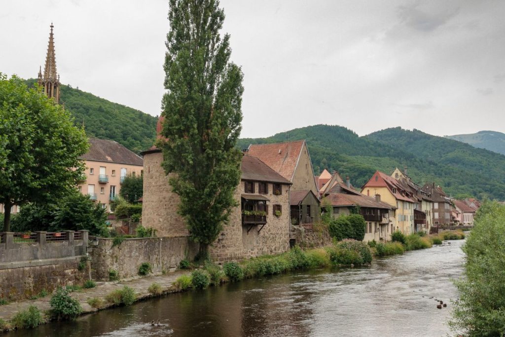 Une rivière traverse une petite ville de France.