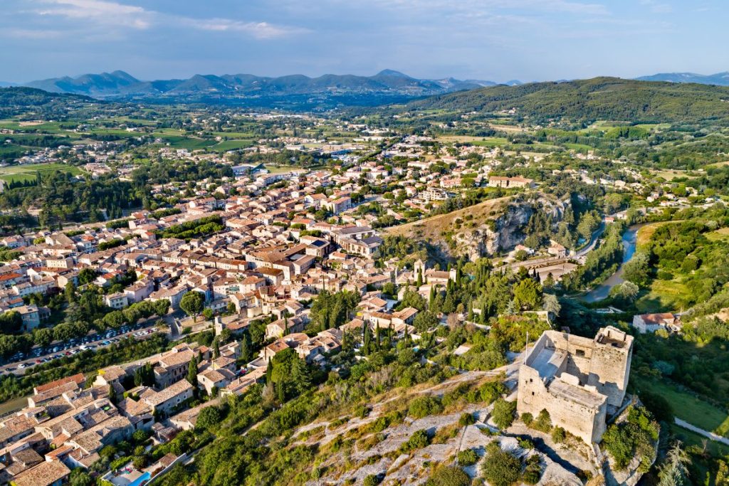 Une vue aérienne d'une petite ville de France.