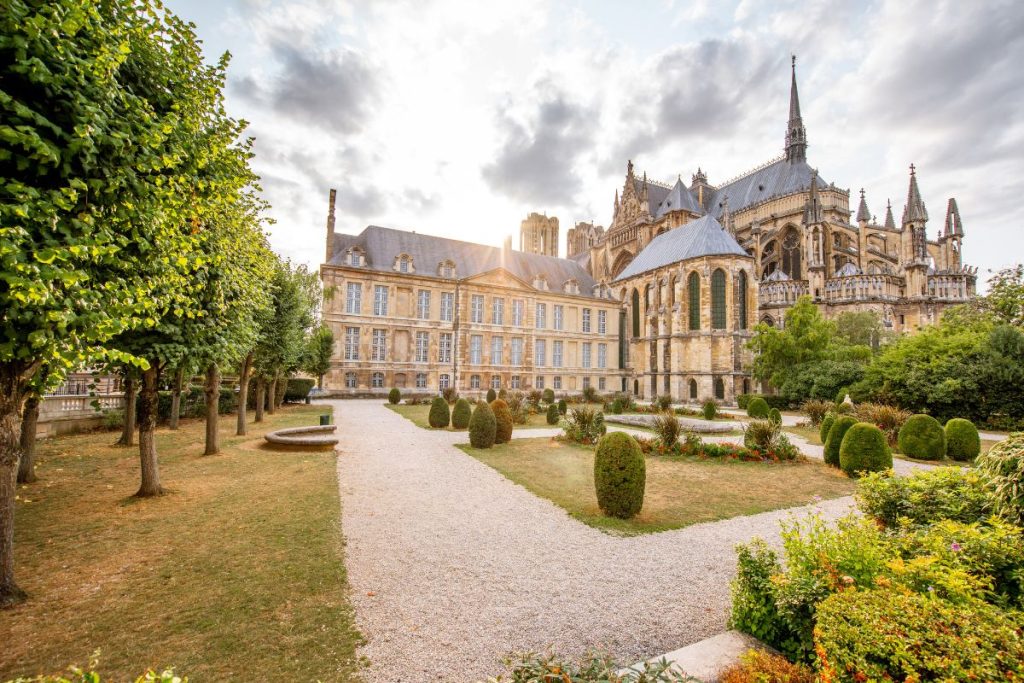 Bâtiment historique à l'architecture gothique et aux jardins à la française.