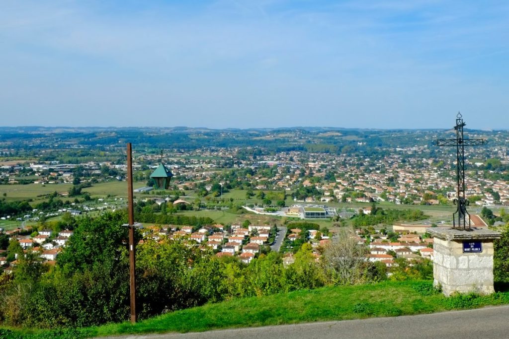 pujols-village-nature-croix Pujols vue village nature