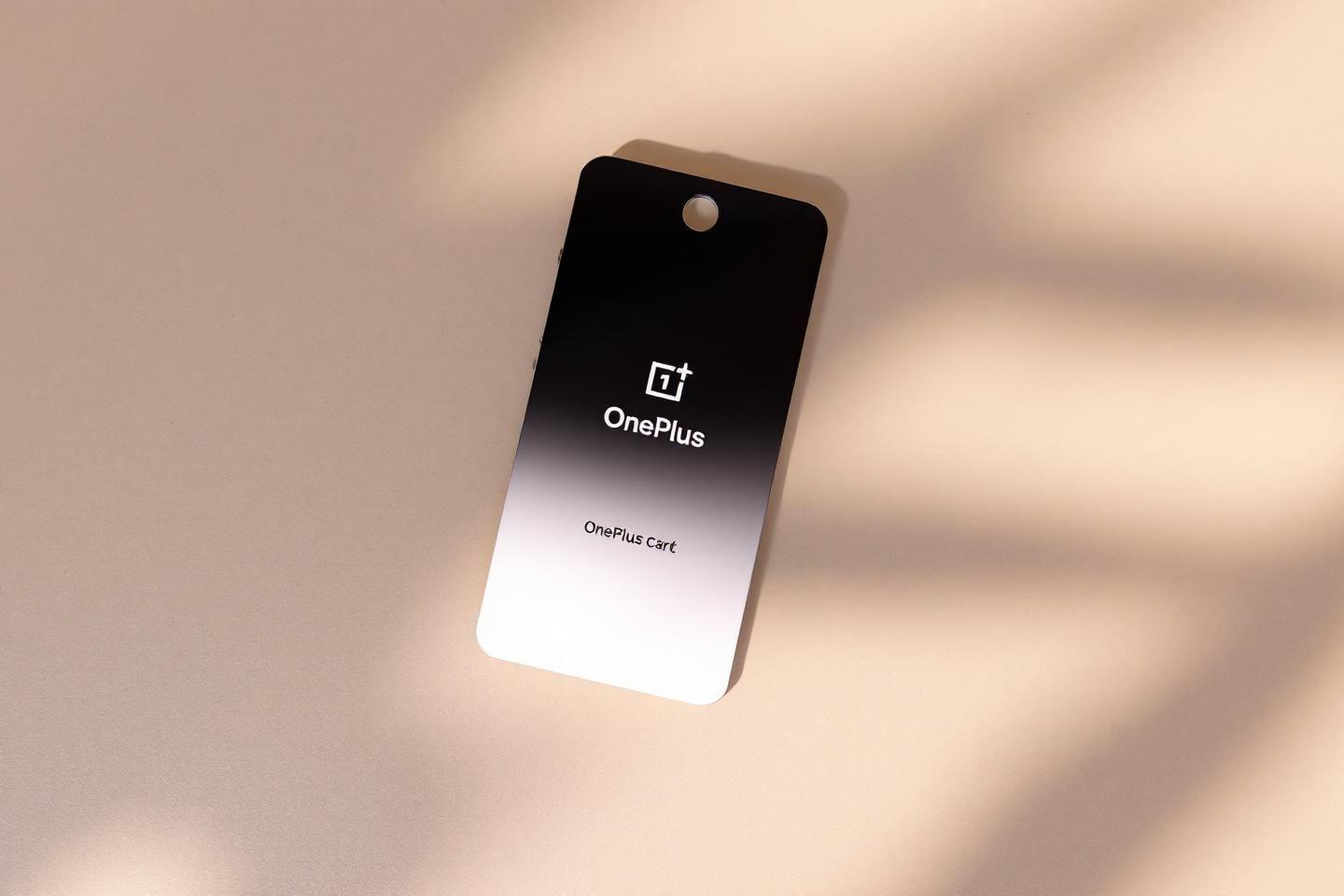 Carte OnePlus noire et blanche avec logo sur surface beige