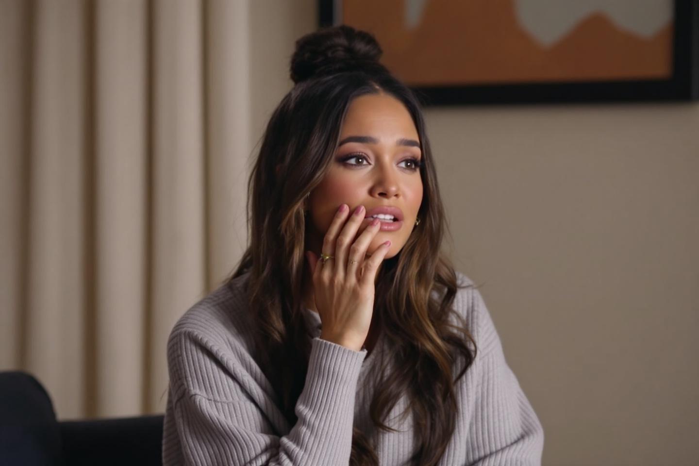 Jeune femme réfléchissant, main sur le visage, regard pensif