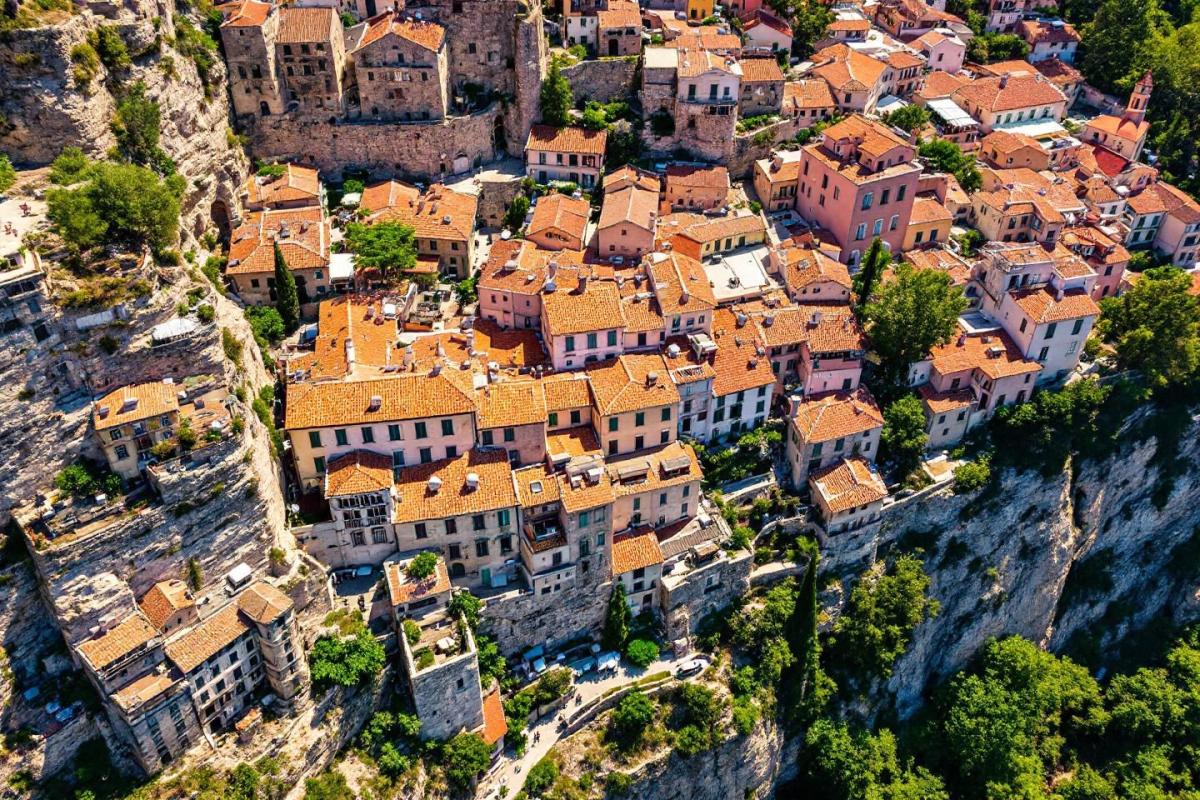Ce village lotois accroché à la falaise devient le piège à touristes le plus spectaculaire du Sud-Ouest