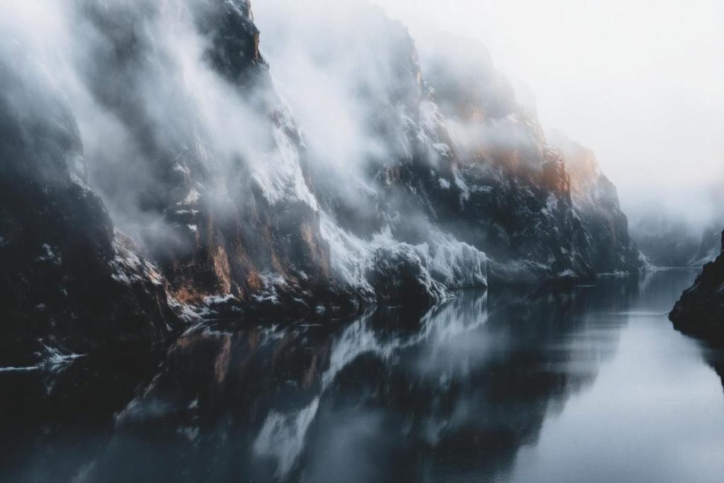 Entre fjords nordiques et falaises françaises, ce paysage est irréel