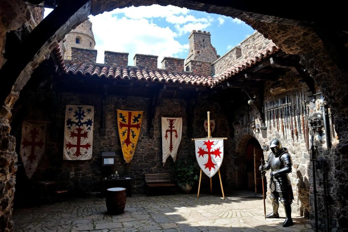 Plus discret que Carcassonne, tout aussi impressionnant : ce site médiéval étonne