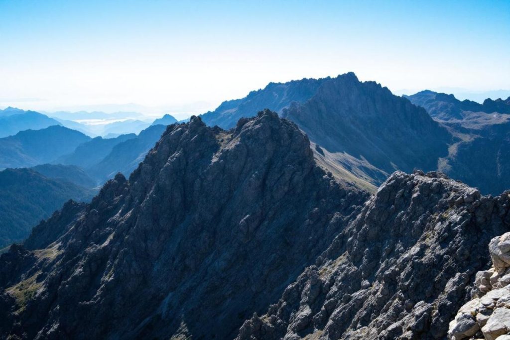 Moins connu que le Mont-Blanc, ce sommet offre pourtant des panoramas vertigineux
