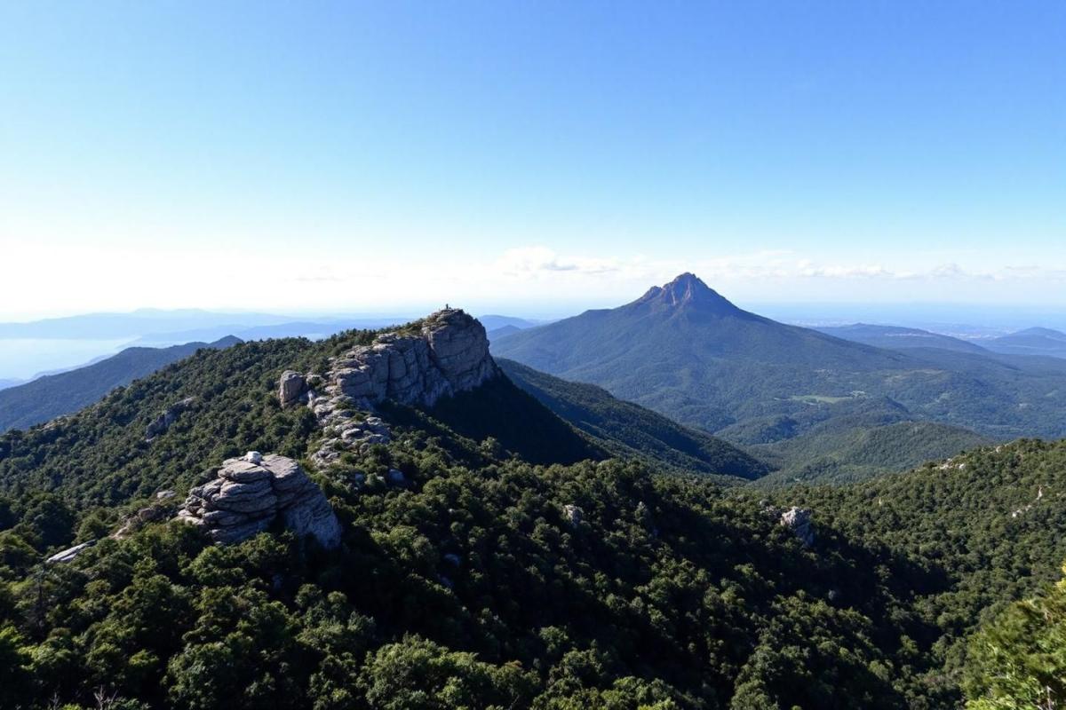 Moins médiatisé que le Mont Ventoux, ce sommet offre des vues tout aussi folles